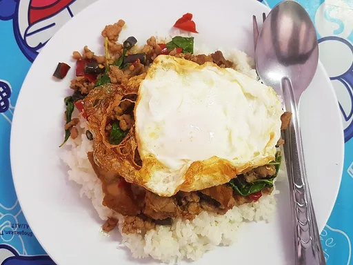 Khao Kaphrao Mu Khai Dao